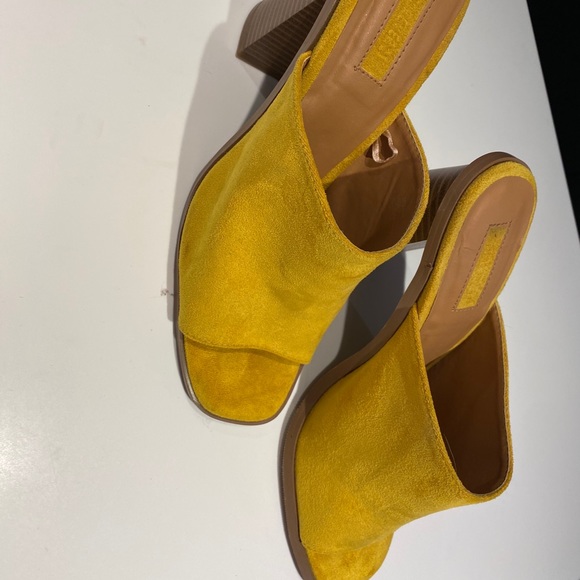 Yellow heels - Picture 2 of 5